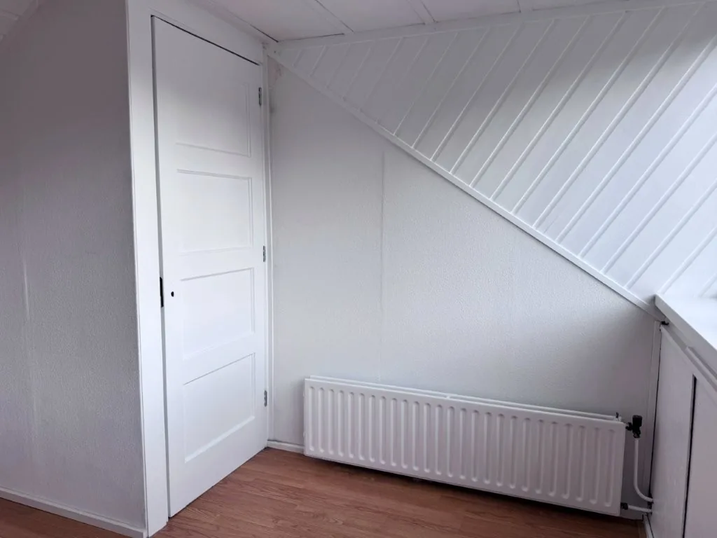 Zolderkamer onder de kap met radiator